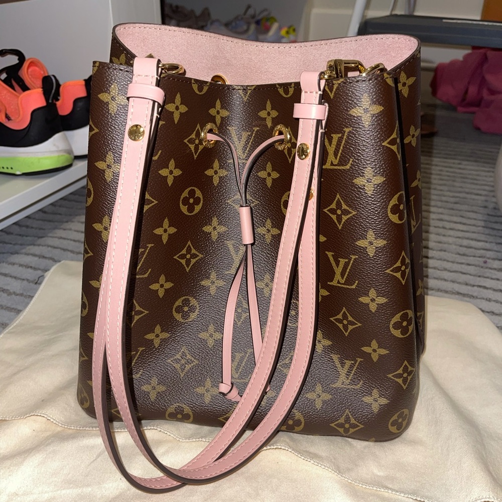 Louis Vuitton NÉONOÉ bag in pink
